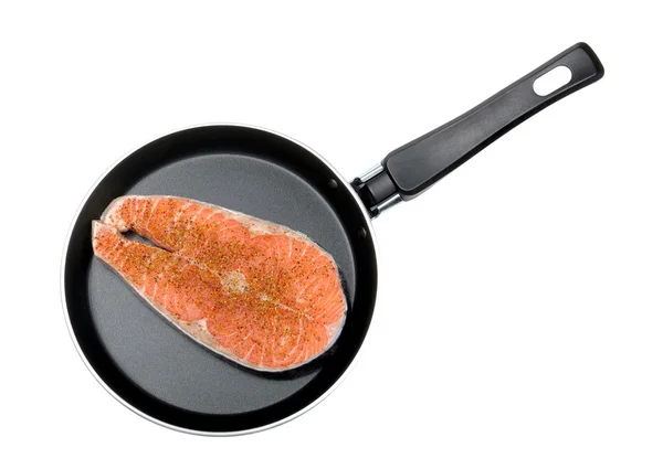 Steak de saumon dans une poêle — Photo