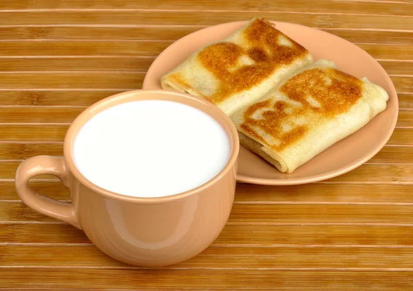 Pancakes and milk — Stock Photo, Image