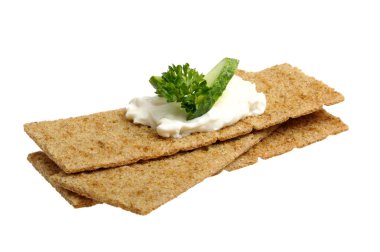 lor peyniri ile salatalık ve maydanoz ile crispbread