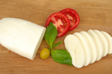 ahşap arka plan üzerinde Mozzarella peyniri