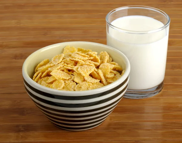 Cornflakes und Milch — Stockfoto