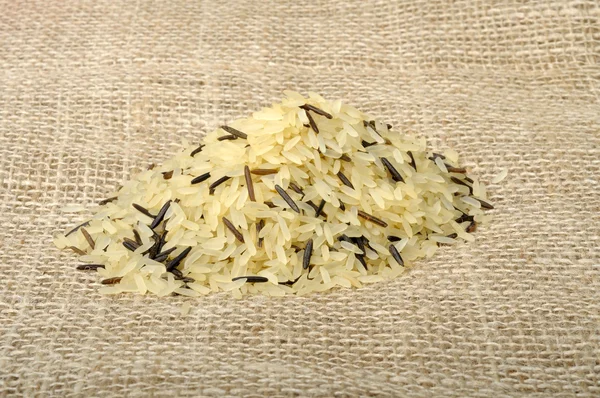 Μείγμα καθαρισμένο και άγριο ρύζι — Φωτογραφία Αρχείου