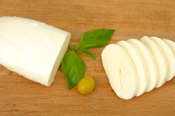 Ahşap arka plan üzerinde Mozzarella peyniri — Stok fotoğraf