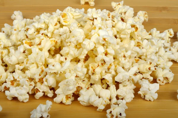 Popcorn su uno sfondo di legno — Foto Stock