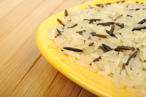 Reis auf einem Teller — Stockfoto