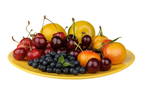 Gyümölcsök tányéron — Stock Fotó