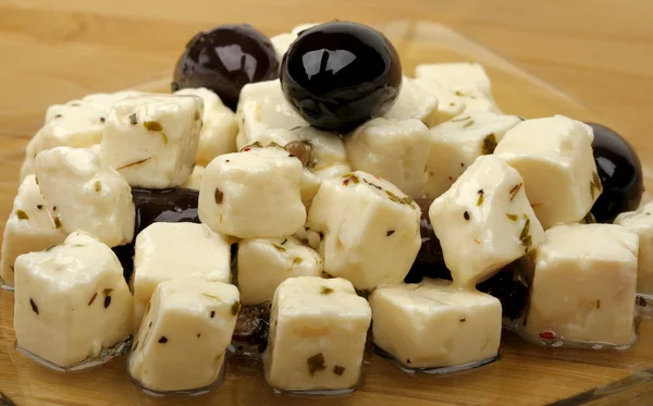 Käse und Oliven in Öl auf einem Teller — Stockfoto