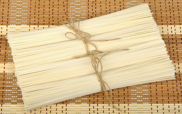 Fideos de trigo en la estera —  Fotos de Stock