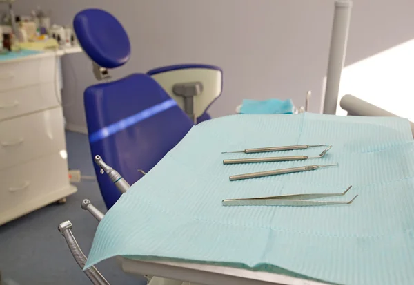 Крупный план стоматологических инструментов — стоковое фото