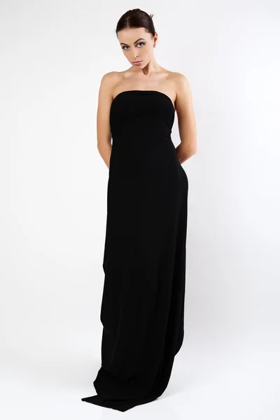 Vacker ung kvinna i svart klänning. — Stockfoto