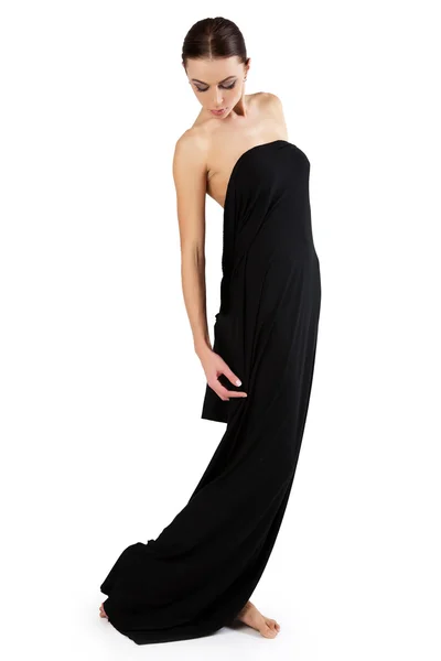 Mooie jonge vrouw is bedekt met zwarte doek. — Stockfoto
