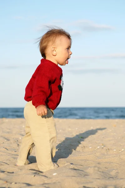 Menino correndo na praia do mar . — Fotografia de Stock