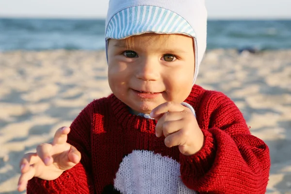Яркий портрет очаровательного ребенка в свитере . — стоковое фото