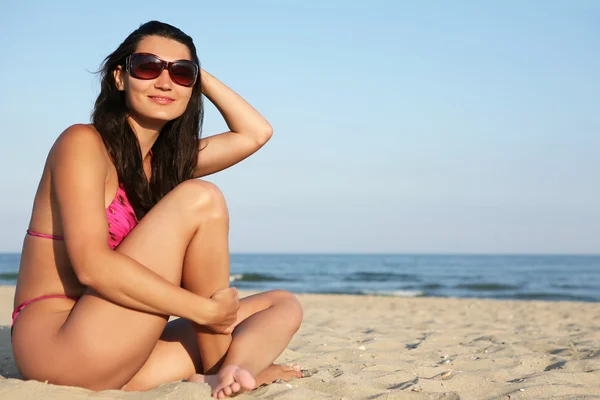 Vrouw het dragen van bikini op het strand. — Stockfoto