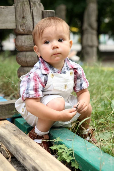 Il bambino in un parco giochi . — Foto Stock