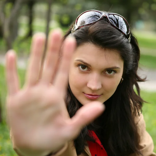 Mooi meisje weergegeven: 'stop!' gebaar met haar hand. — Stockfoto