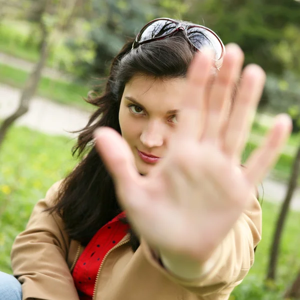 Hübsches Mädchen zeigt "Stopp!" Geste mit ihrer Hand. — Stockfoto