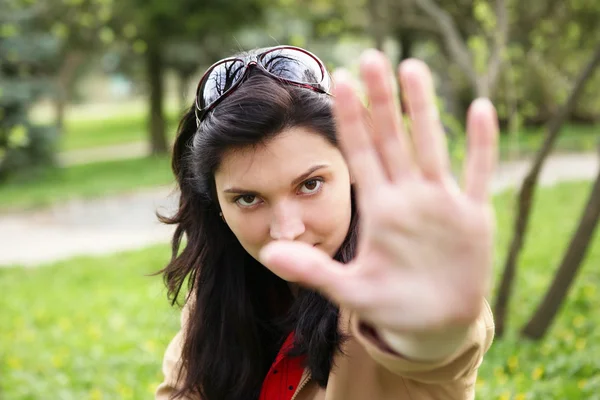 Muchacha bonita mostrando "Stop!" gesto con su mano . — Foto de Stock