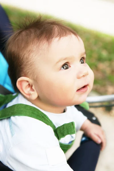 Erkek bebek mavi perambulator oturur. — Stok fotoğraf