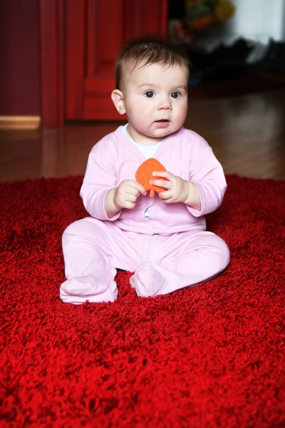 Gelukkig kleine babyjongen in roze lichaam. — Stockfoto