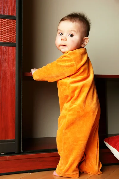 Dziecko ma pierwsze kroki. — Zdjęcie stockowe