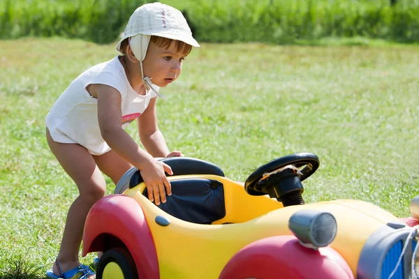 Küçük çocuk oyuncak araba. — Stok fotoğraf