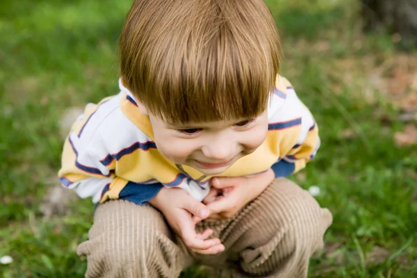 Портрет счастливого смеющегося мальчика . — стоковое фото