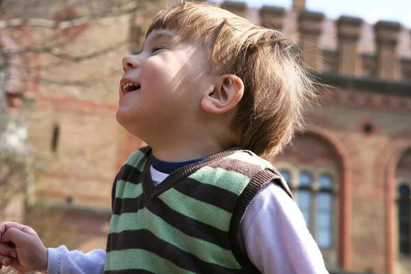 Счастливый мальчик в возрасте трех лет — стоковое фото