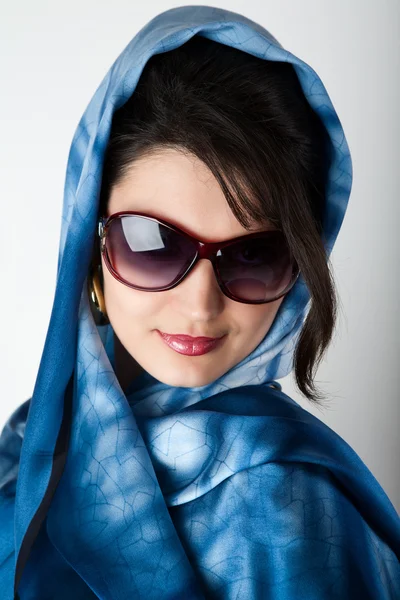 Mujer joven con gafas de sol . — Foto de Stock