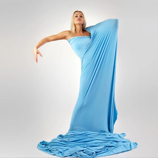 Flickan i en lång blå klänning. — Stockfoto