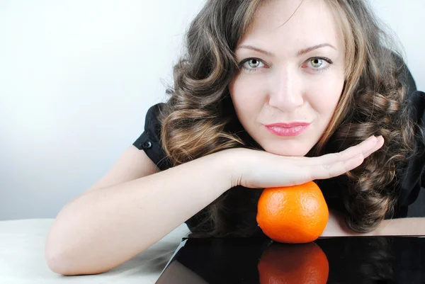 Femme avec orange — Photo