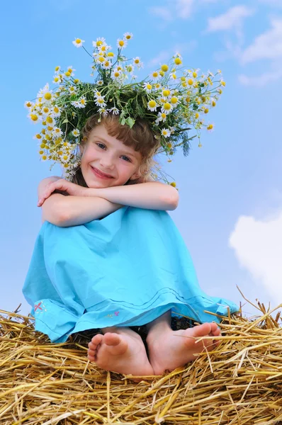 Menina sorridente feliz com coroa de camomila — Fotografia de Stock