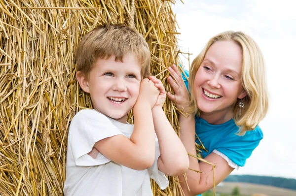 Spelen smiley moeder en zoon — Stockfoto