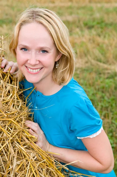Ung kvinna på ett fält — Stockfoto