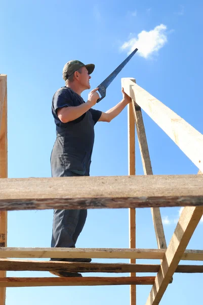 Bauarbeiter bei Dachdeckerarbeiten — Stockfoto