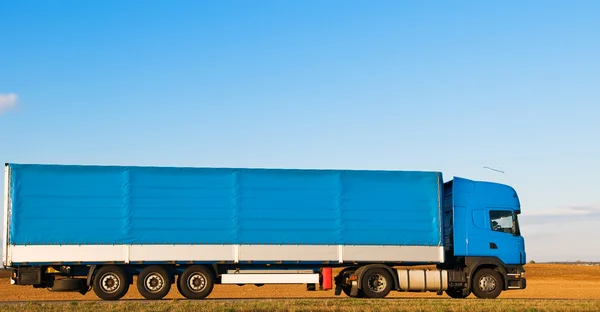 Long camion bleu sur l'autoroute — Photo