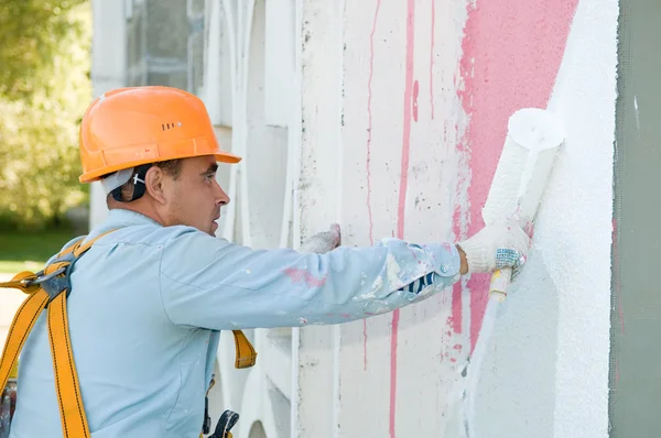 Construtor pintor de fachada no trabalho — Fotografia de Stock