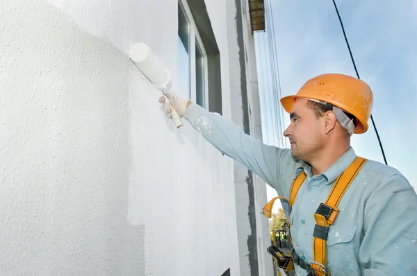 Construtor pintor de fachada no trabalho — Fotografia de Stock