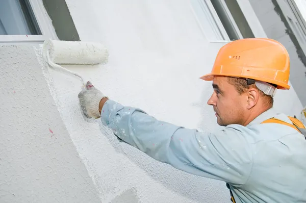 Constructor fachada pintor en el trabajo — Foto de Stock