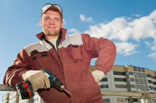 Счастливый работник с отверткой — стоковое фото