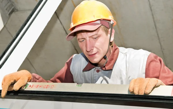 Konstruktor robotnik przy użyciu narzędzia poziom — Zdjęcie stockowe