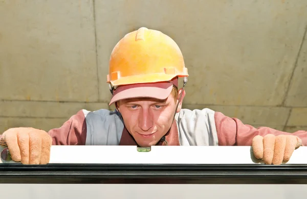 Builder worker using level tool — Stock Photo, Image