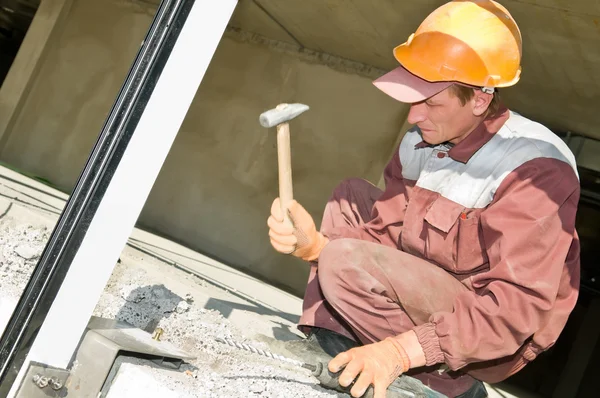Trabalhador com martelo — Fotografia de Stock