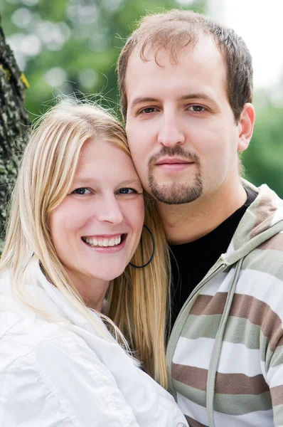 Jovem casal feliz ao ar livre — Fotografia de Stock