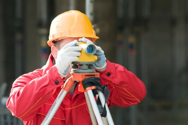 Surveor at work with level — Stock Photo, Image