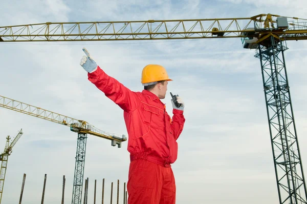 Bauarbeiter bedient den Turmdrehkran — Stockfoto