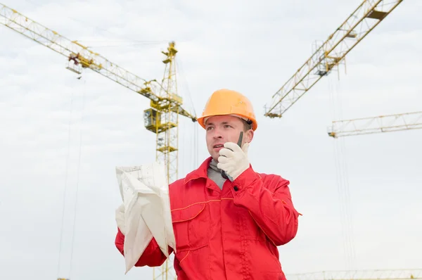 Builder operating the tower crane — Stock Photo, Image