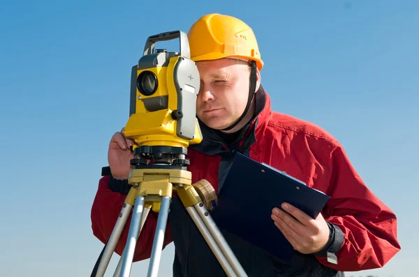 Surveyor teodolit işleri — Stok fotoğraf