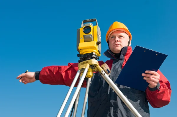Surveyor teodolit işleri — Stok fotoğraf