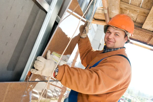 Arbetstagaren builder på fasad kakel installation — Stockfoto